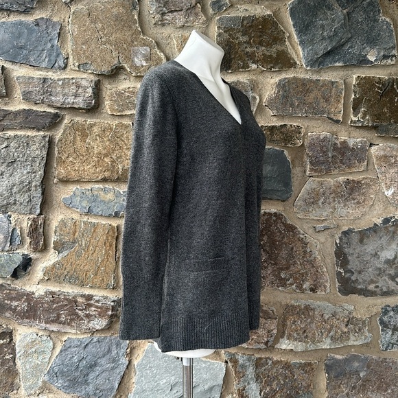 NWT J Crew V-neck front-pocket sweater in Supersoft yarn in Gray Size Medium - Picture 5 of 11